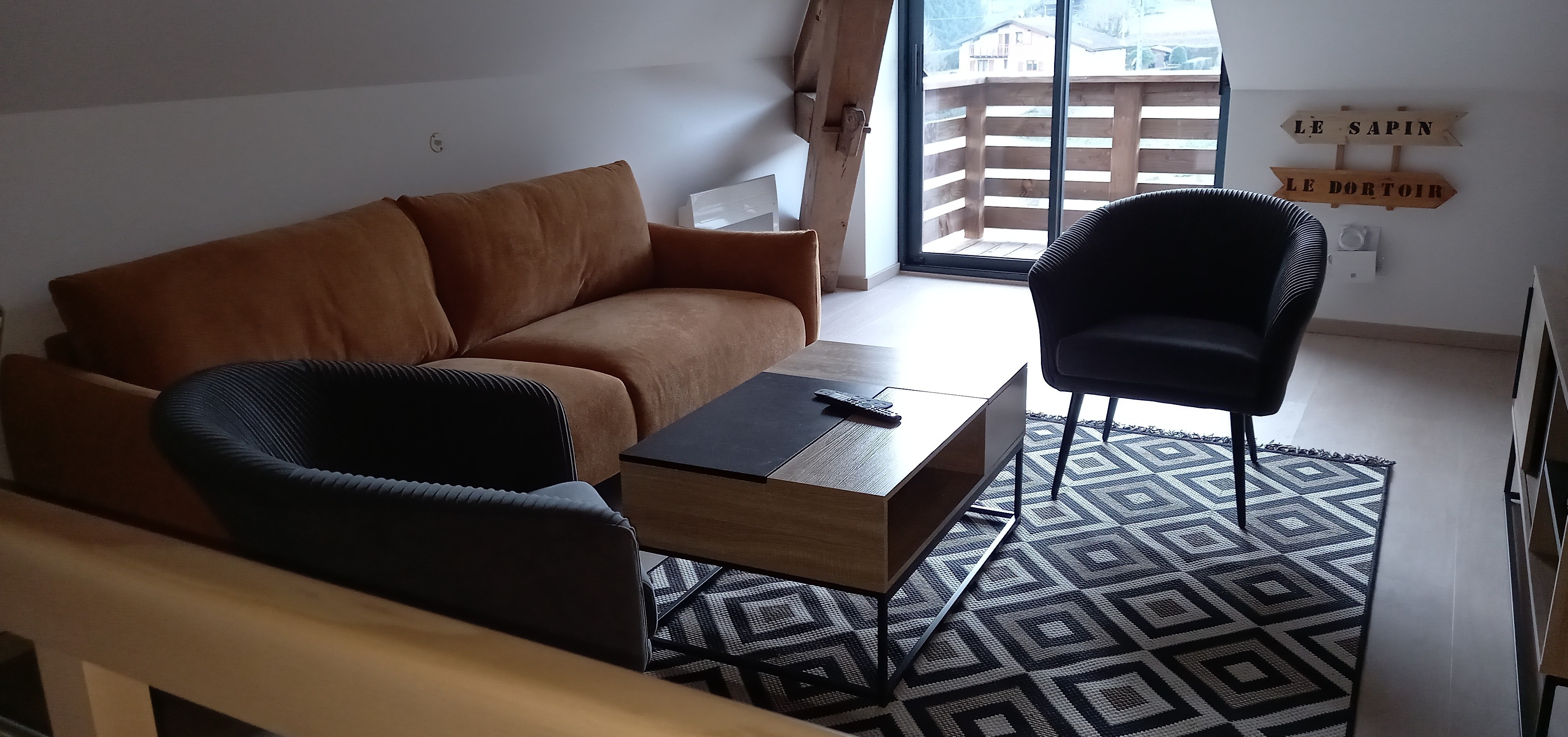 Salon télévision et son balcon - Chez Bubu : La Montagne