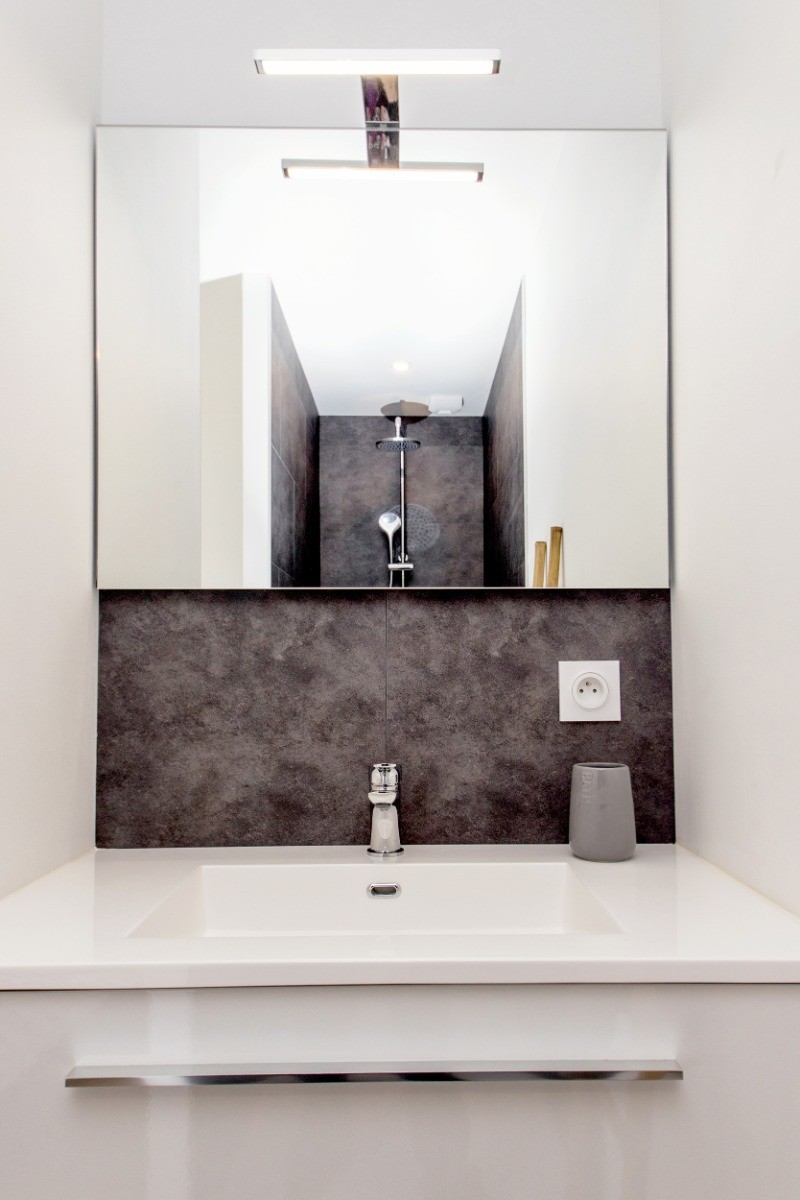 Salle d'eau chambre jaune