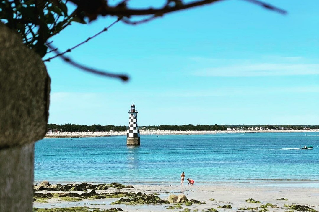 Plage de Langoz et phare de la Perdrix