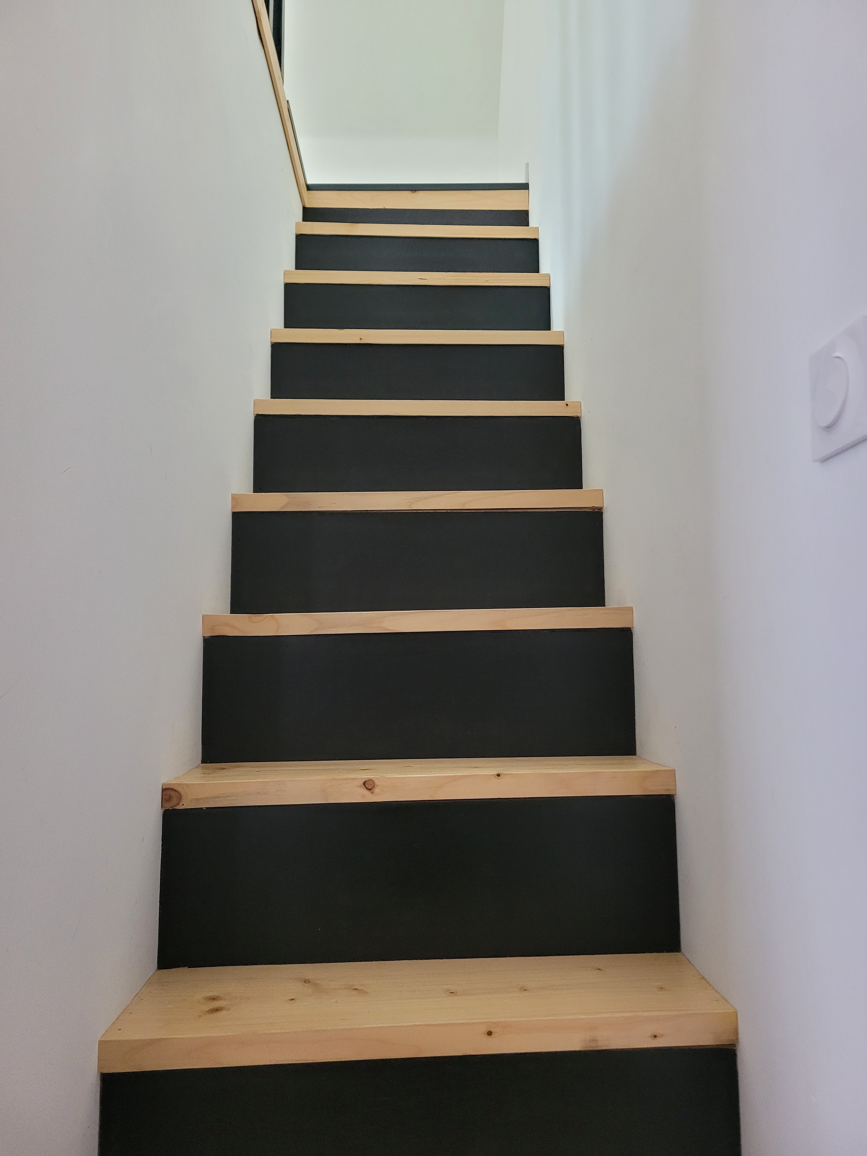 Maison Clévacances Plouézec  - escalier desservant une des chambres du 2ème