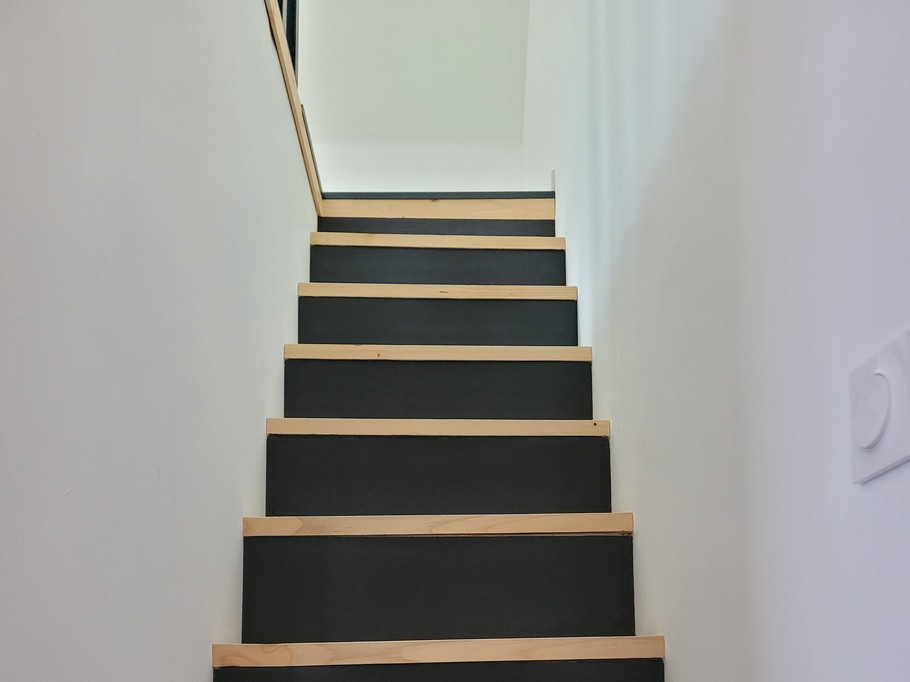 Maison Clévacances Plouézec - escalier desservant une des chambres du 2ème