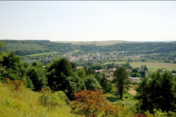 Dans le village - vue de la pelouse calcaire