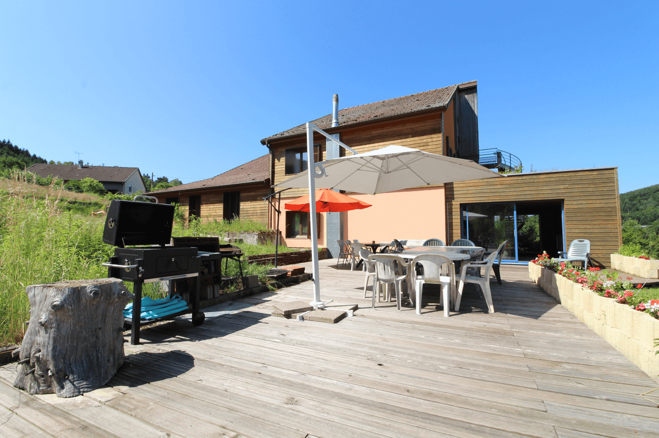 Terrasse - Ecogîte Saint-Prayel à Moyenmoutier – Gîte de groupe avec piscine, sauna, jeux