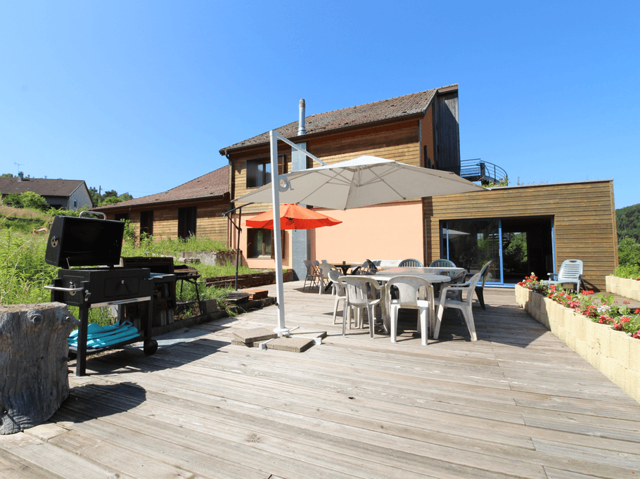 Terrasse - Ecogîte Saint-Prayel à Moyenmoutier – Gîte de groupe avec piscine, sauna, jeux