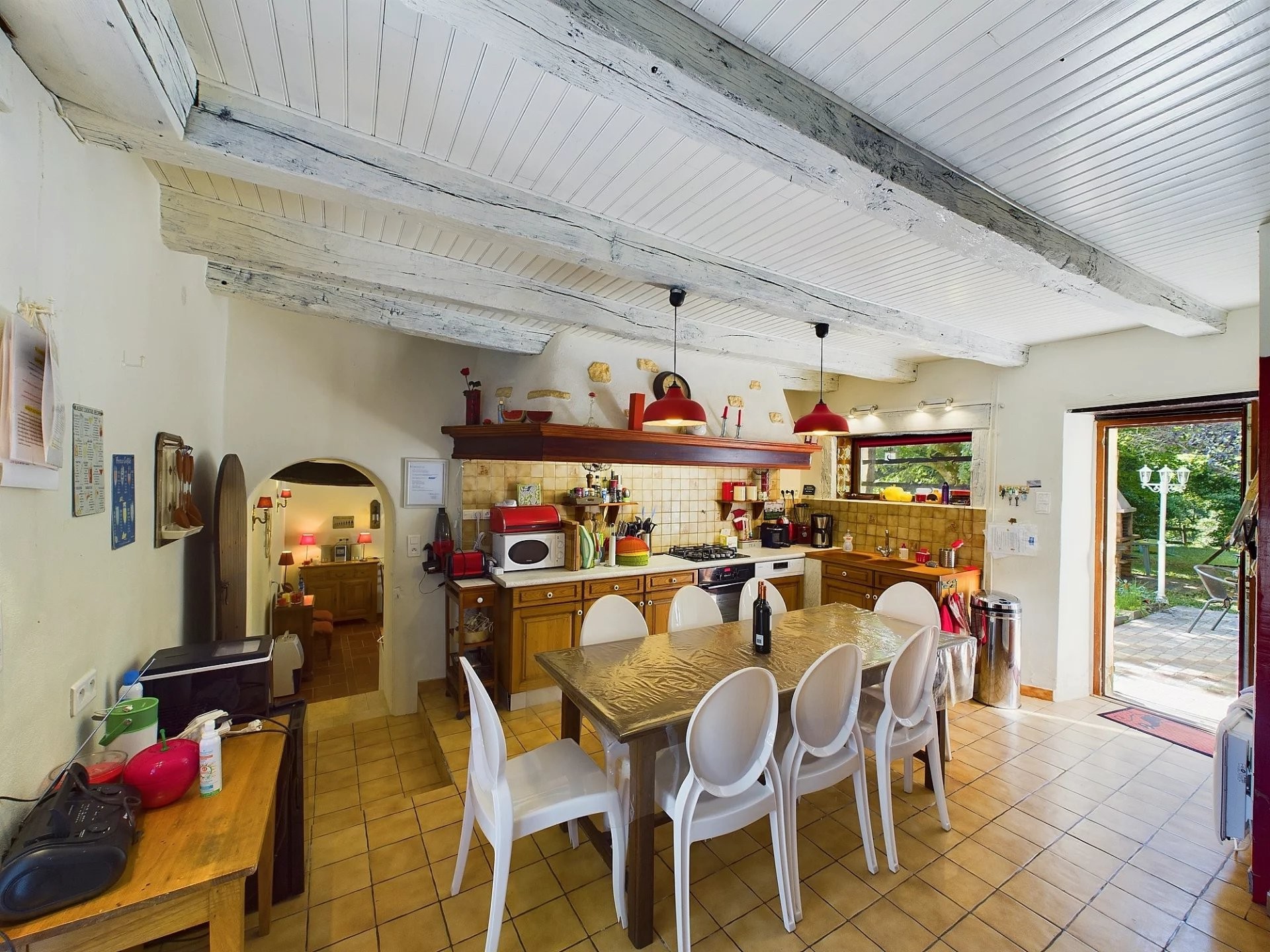 cuisine avec accès à l'extérieur par deux portes