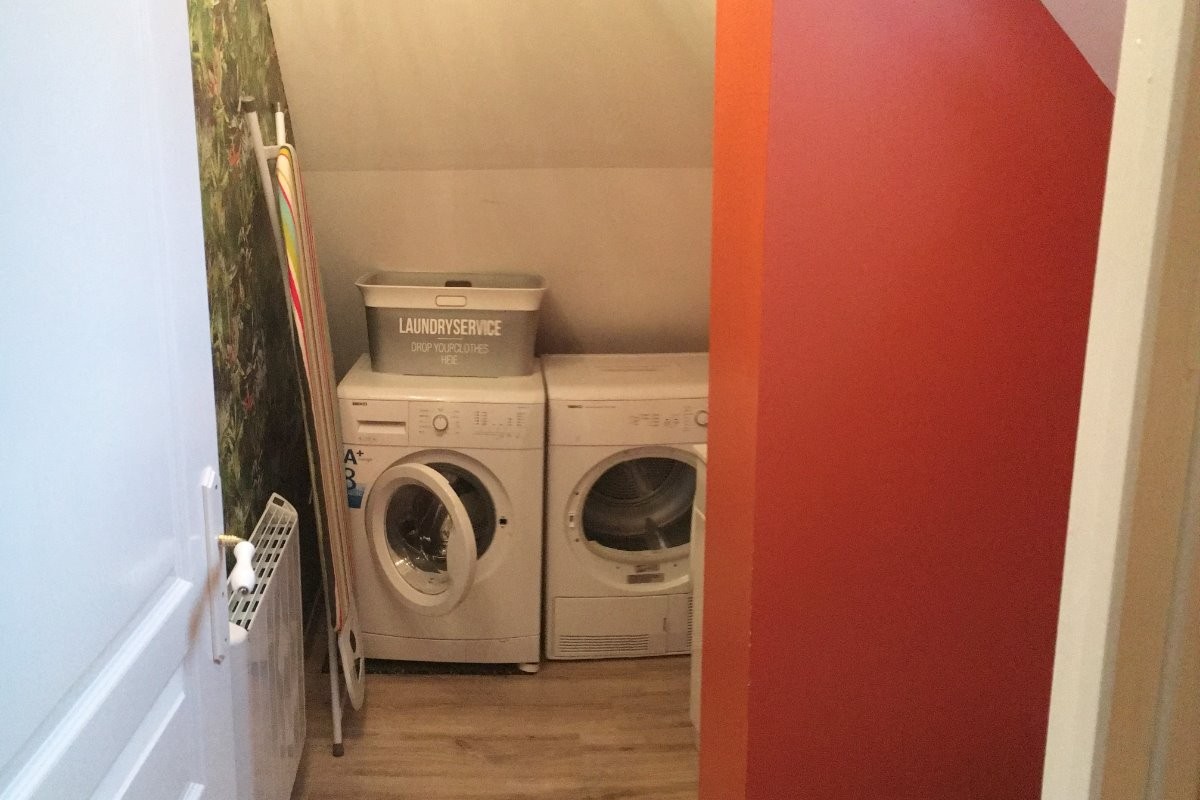 Buanderie avec un second wc et lavabo.