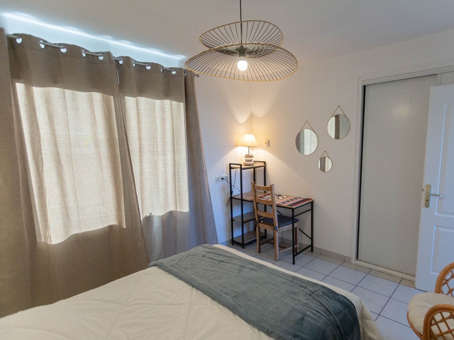 Clévacances -MAISON POUR 4 PERSONNES IDÉALEMENT SITUÉE PRES DE LA MER entre PERROS- GUIREC ET PAIMPOL - COTES D'ARMOR - BRETAGNE - chambre