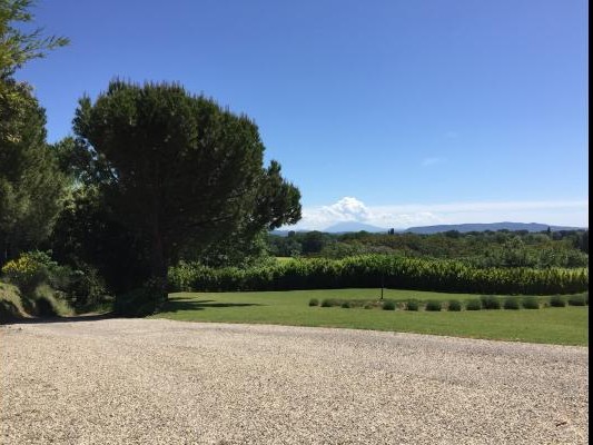 Vue extérieure devant le Mas