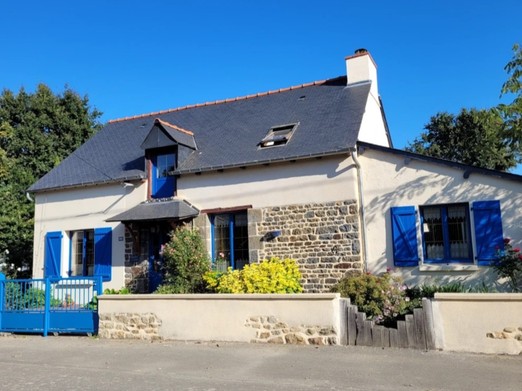 Façade de la maison d'hôtes. Pièces de vie au RDC et chambre à l'étage.