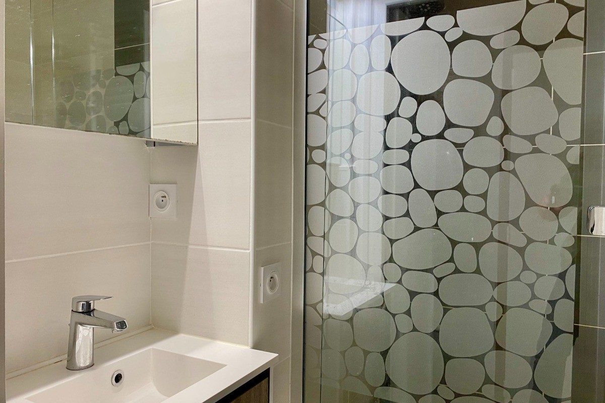 Salle de bain complète avec douche et baignoire