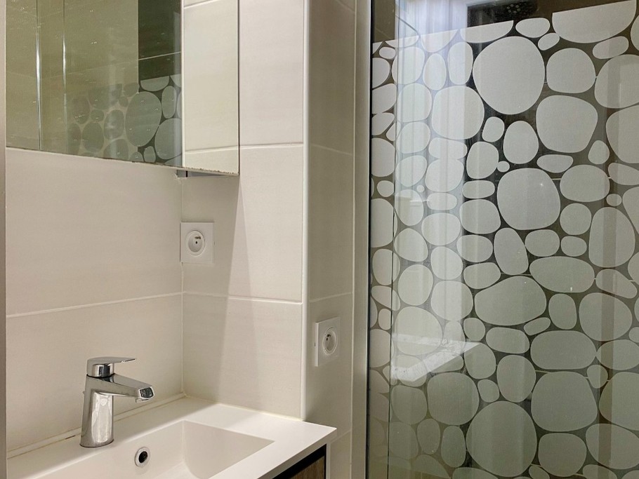 Salle de bain complète avec douche et baignoire