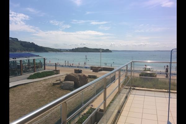 Terrasse côté Est avec vue sur la pointe de Bihit