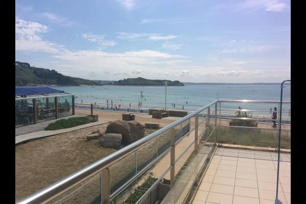Terrasse côté Est avec vue sur la pointe de Bihit