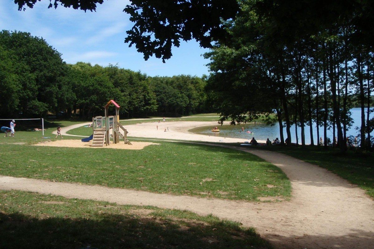 Base de loisirs et plage sur les bords du lac du Drennec à 850 m