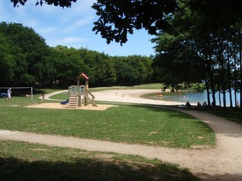 Base de loisirs et plage sur les bords du lac du Drennec à 850 m