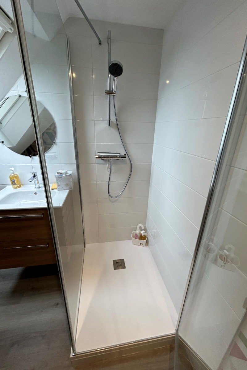 Chambre spacieuse sous comble pour 2 personnes (lit 140 cm) avec nombreux rangement et  espace bureau (télétravail possible, Wifi fourni)