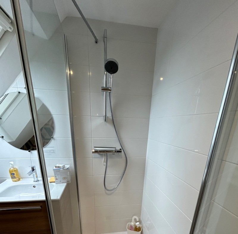 Chambre spacieuse sous comble pour 2 personnes (lit 140 cm) avec nombreux rangement et espace bureau (télétravail possible, Wifi fourni)