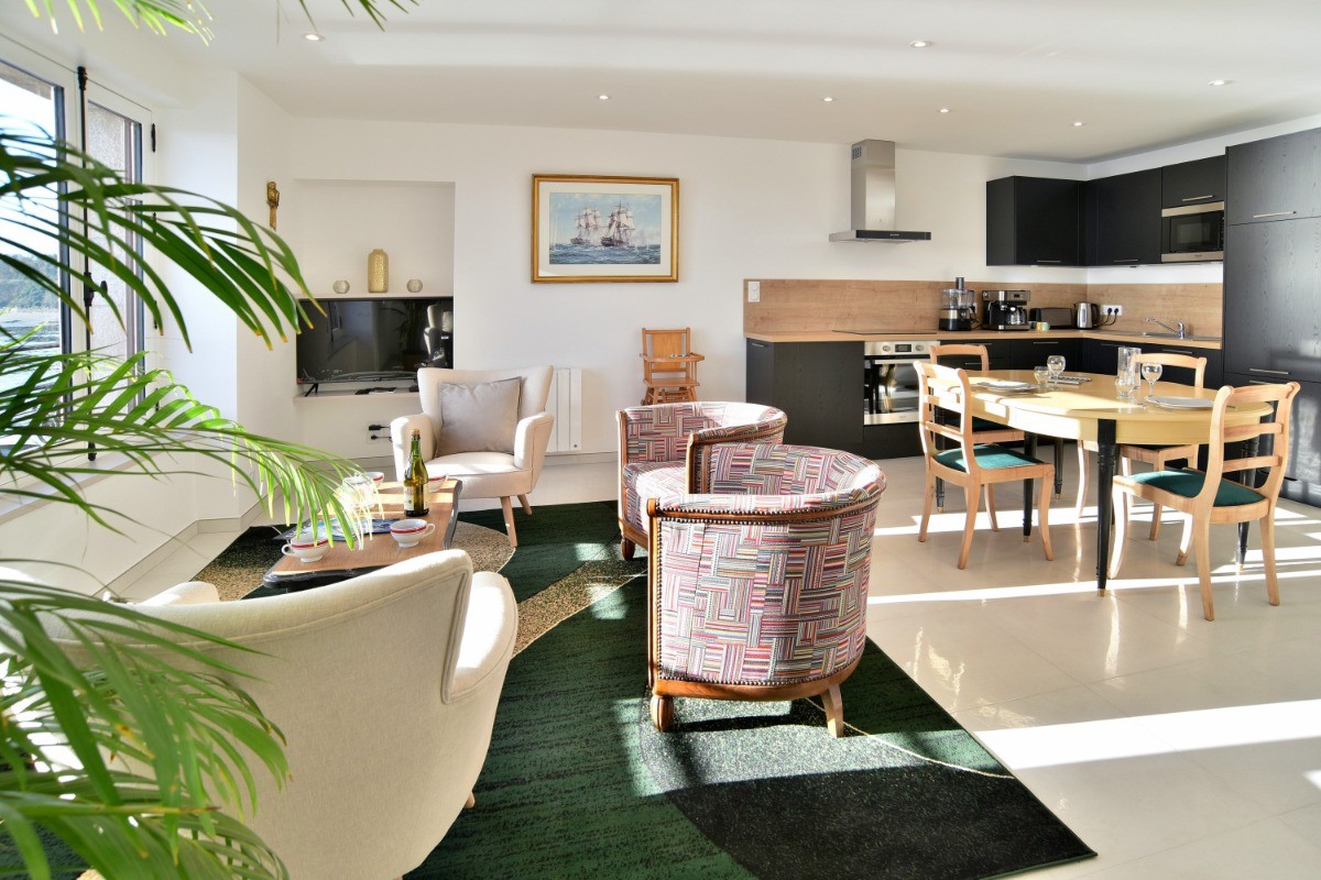 Pièce de vie très lumineuse vue mer, avec coin cuisine, coin salon et coin séjour (appartement au 1er étage en front de mer au Port de la Houle à Cancale)