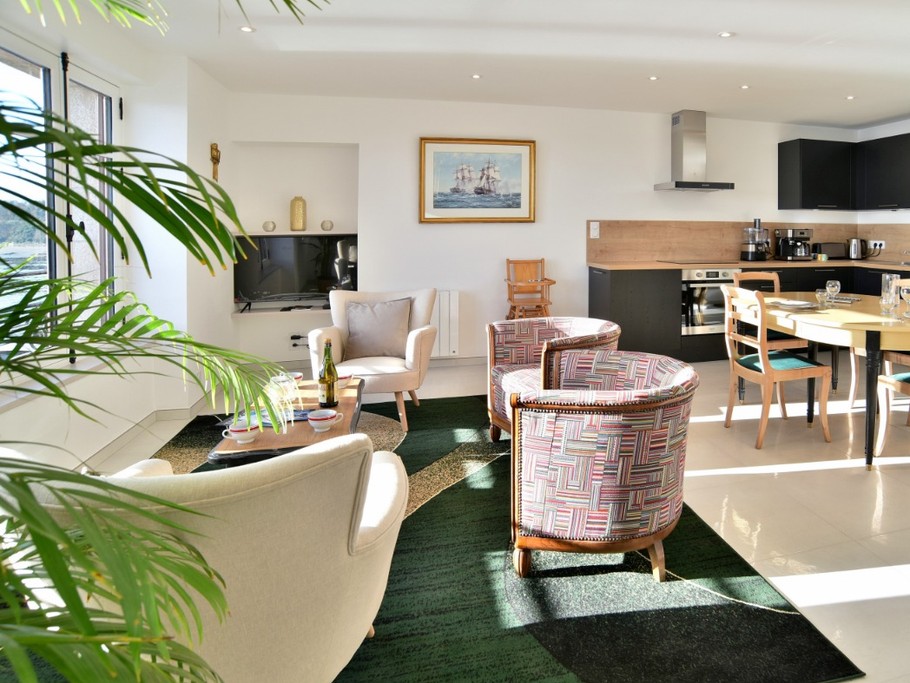 Pièce de vie très lumineuse vue mer, avec coin cuisine, coin salon et coin séjour (appartement au 1er étage en front de mer au Port de la Houle à Cancale)