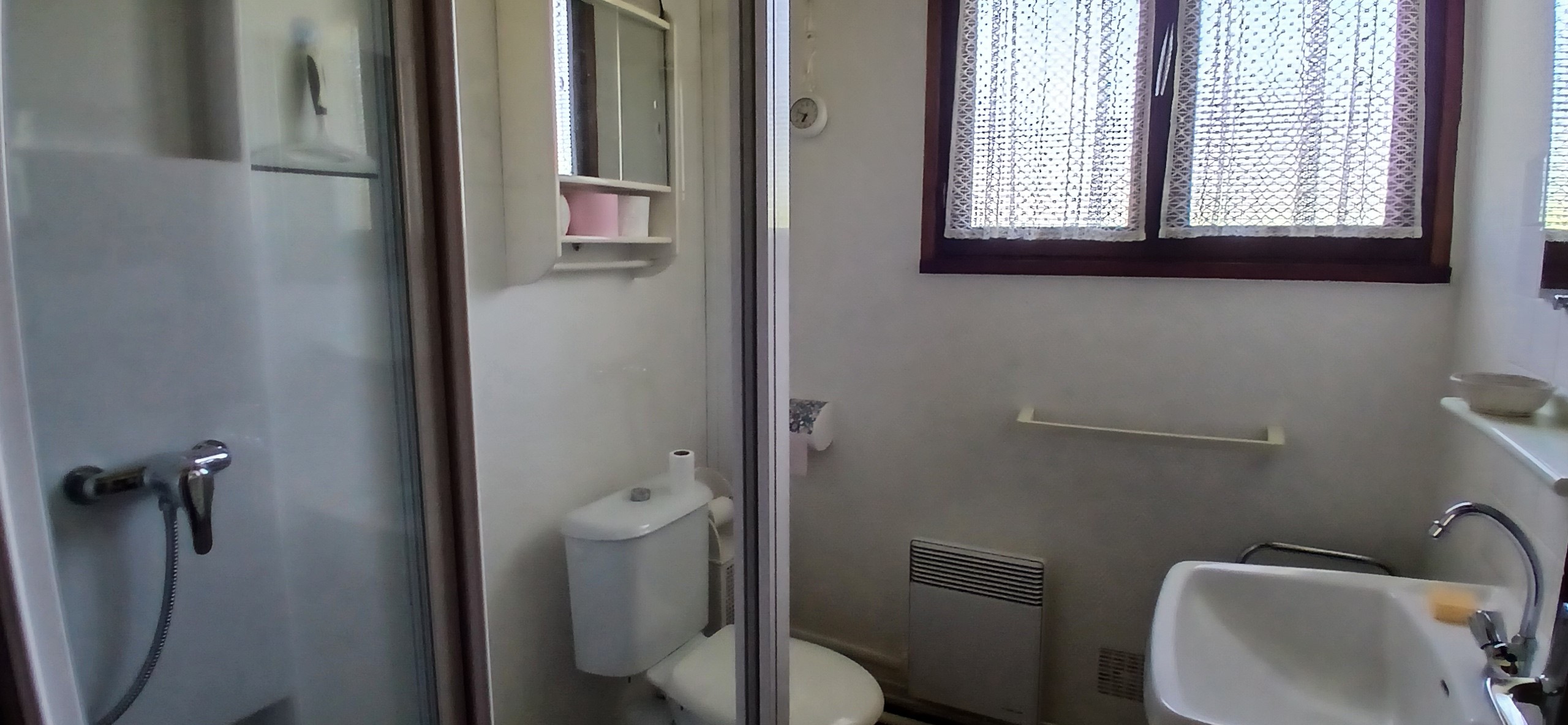 Gîte "La Courberie" - Espagnac, Corrèze : La salle d'eau avec grande douche et WC