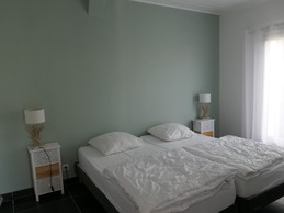 Chambre 1 avec deux lits en 90 et salle d'eau attenante