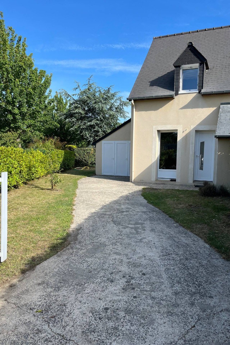 Façade avant de la maison avec une cour privative et close (portail) où vous pourrez stationner 2 voitures. 3e stationnement privatif possible devant le portail.
