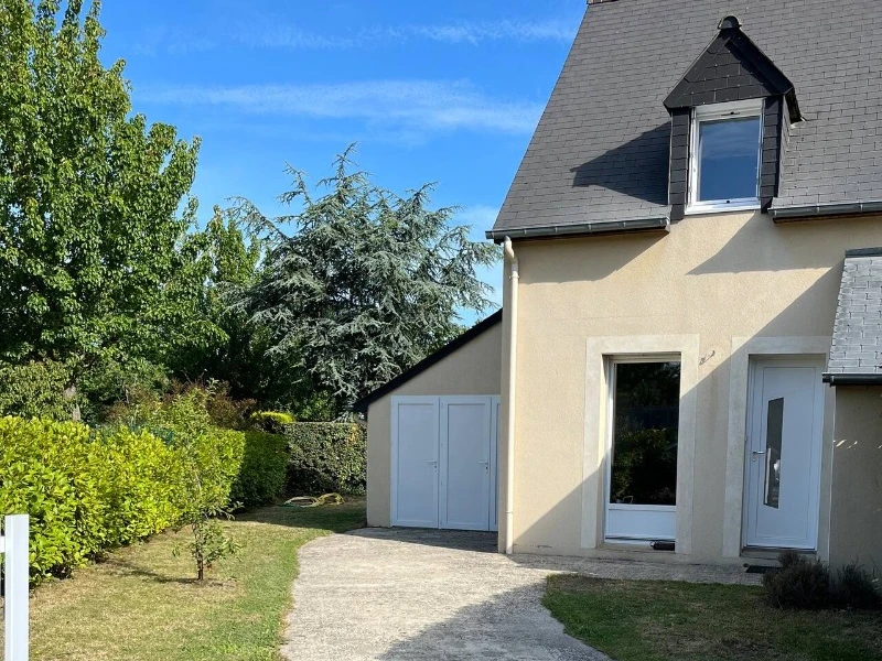 Façade avant de la maison avec une cour privative et close (portail) où vous pourrez stationner 2 voitures. 3e stationnement privatif possible devant le portail.