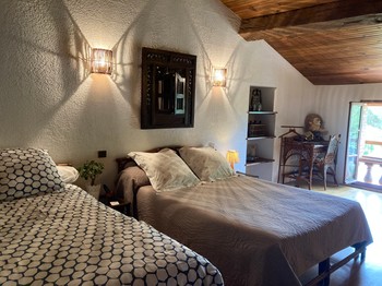 Guest room for 3 people: 1 double bed + 1 single bed