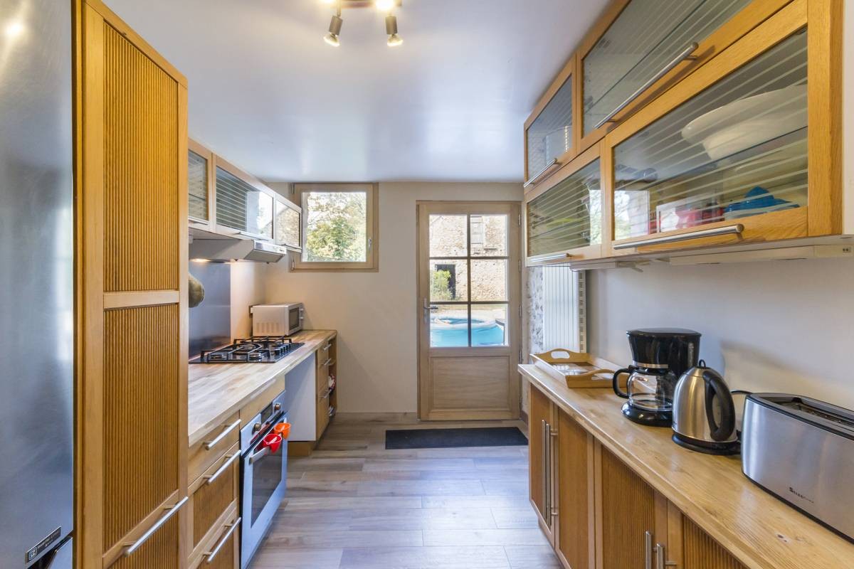 Vue générale de la cuisine équipée du Grand Gîte, disposant de tous les ustensiles et équipements d'une cuisine de maison classique