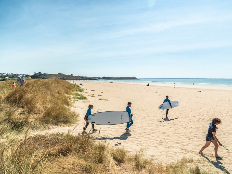 Grande plage de sable fin en face de la résidence