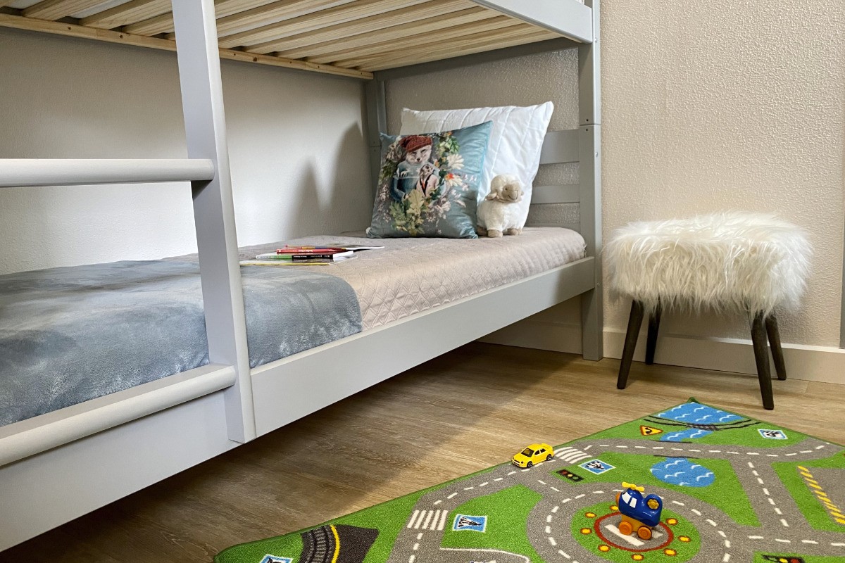 Chambre cabine enfant avec penderie et jeux/jouets