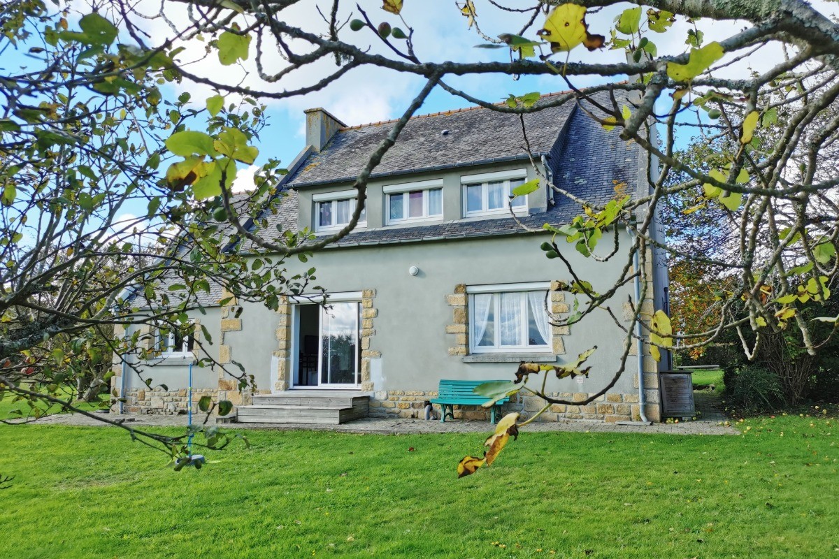 maison avec un  grand jardin