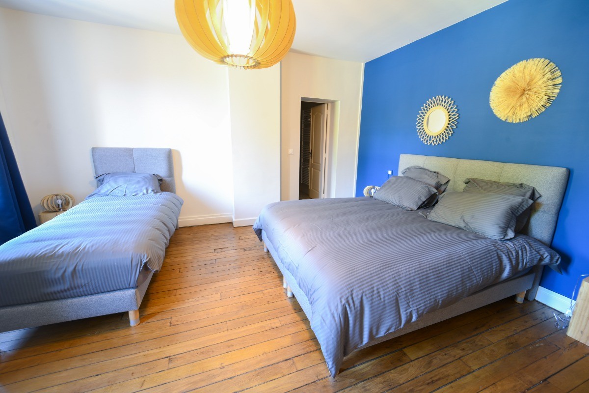 Chambre avec un lit King size et un lit simple (salle d'eau attenante)