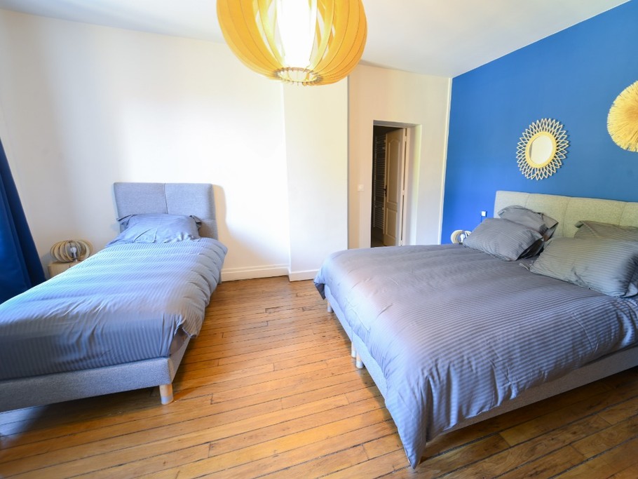 Chambre avec un lit King size et un lit simple (salle d'eau attenante)