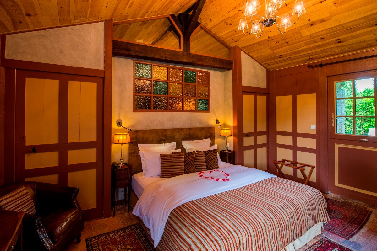 Chambre Supérieure, lit queen size, douche ciel de pluie, et jardin privé