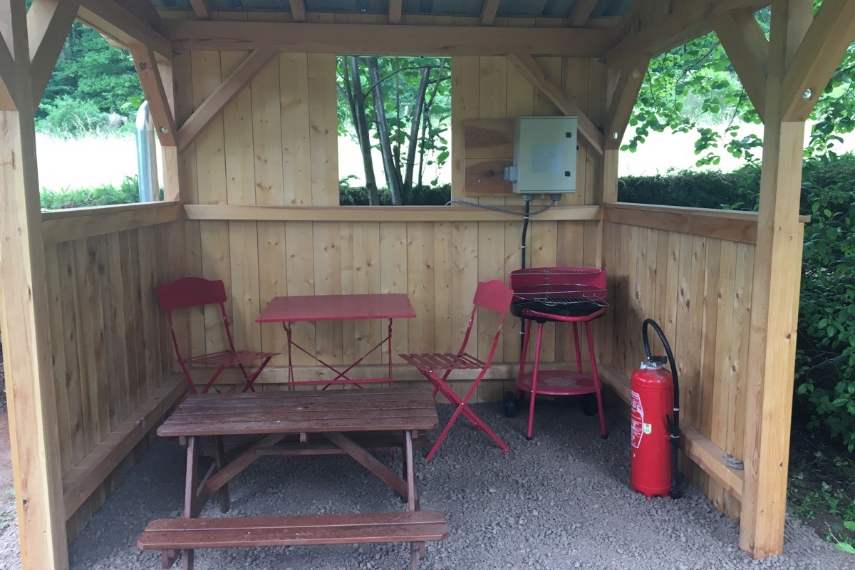 Coin barbecue abrité salon de jardin adulte et enfant - Gîte "Entre faune et flore" à Taintrux