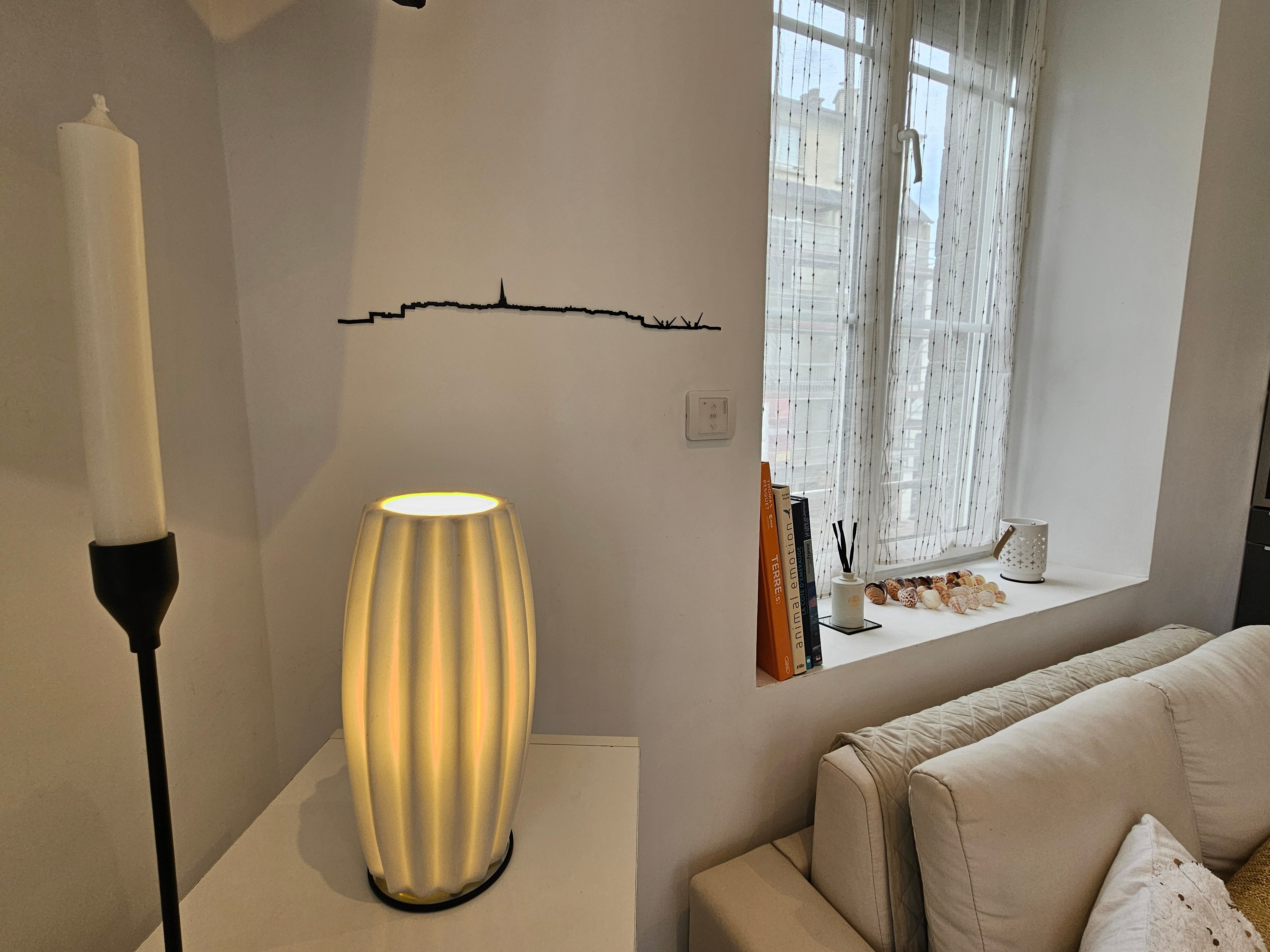 Pièce de vie joliment décorée, cuisine très bien équipée. Accès direct à la terrasse en bois.