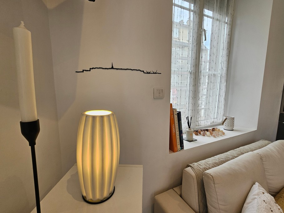Pièce de vie joliment décorée, cuisine très bien équipée. Accès direct à la terrasse en bois.