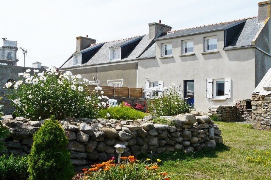 maison avec un grand jardin clos