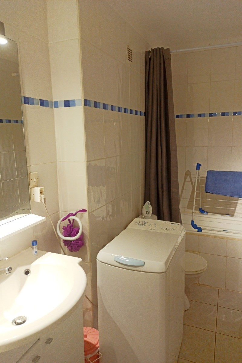 Sdb avec WC et machine à laver