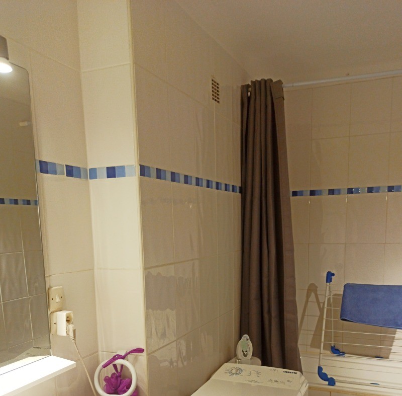 Sdb avec WC et machine à laver