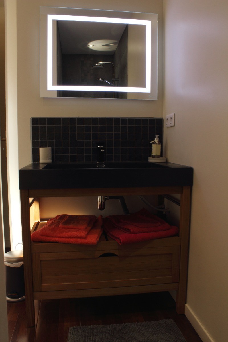 Salle d'eau avec douche à l'italienne