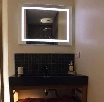 Salle d'eau avec douche à l'italienne