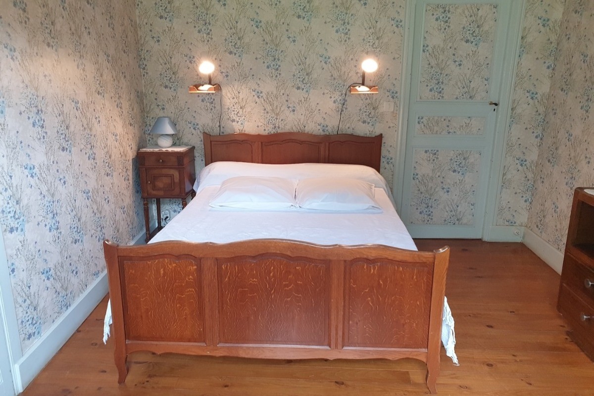 1ère chambre avec lit double et armoire