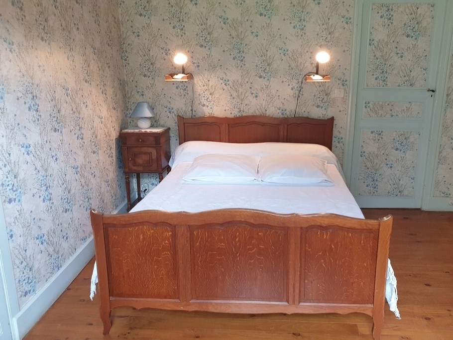 1ère chambre avec lit double et armoire