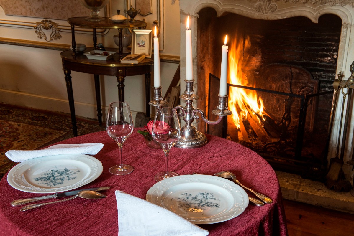 Dîner aux chandelles, ambiance simple et délicate