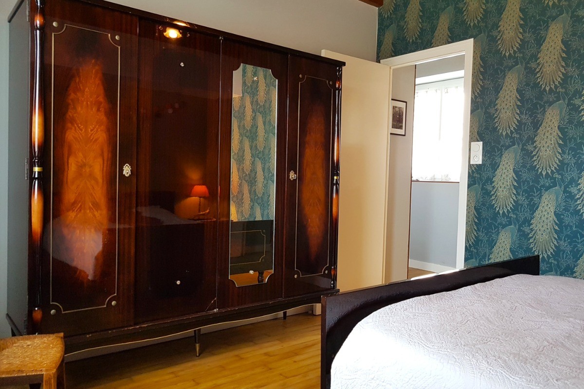 Chambre de plain pied pour 2 personnes (lit 140). Mobilier de qualité et assorti. Salle d'eau et WC à proximité.
Crédits photo : Clévacances 35
