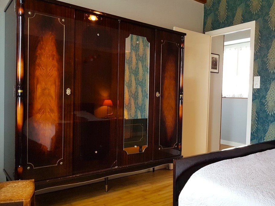 Chambre de plain pied pour 2 personnes (lit 140). Mobilier de qualité et assorti. Salle d'eau et WC à proximité.
Crédits photo : Clévacances 35