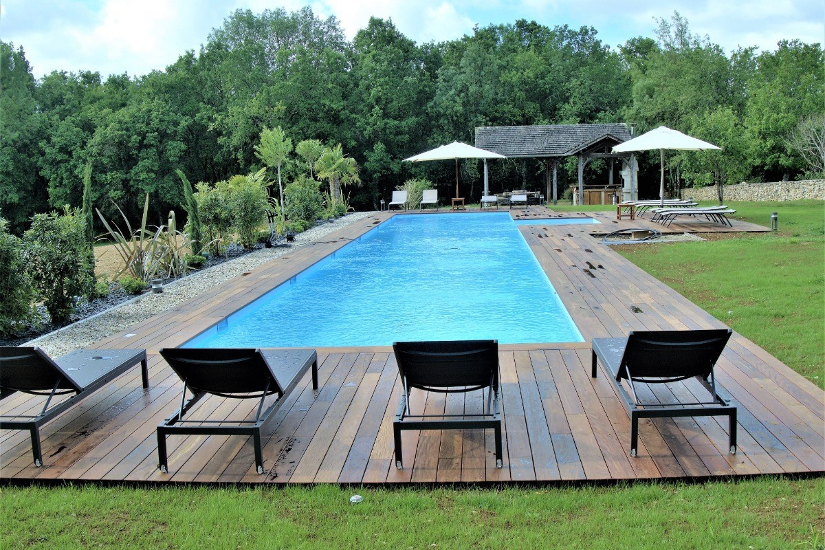 Piscine 25x4.5m chauffée par panneaux solaires