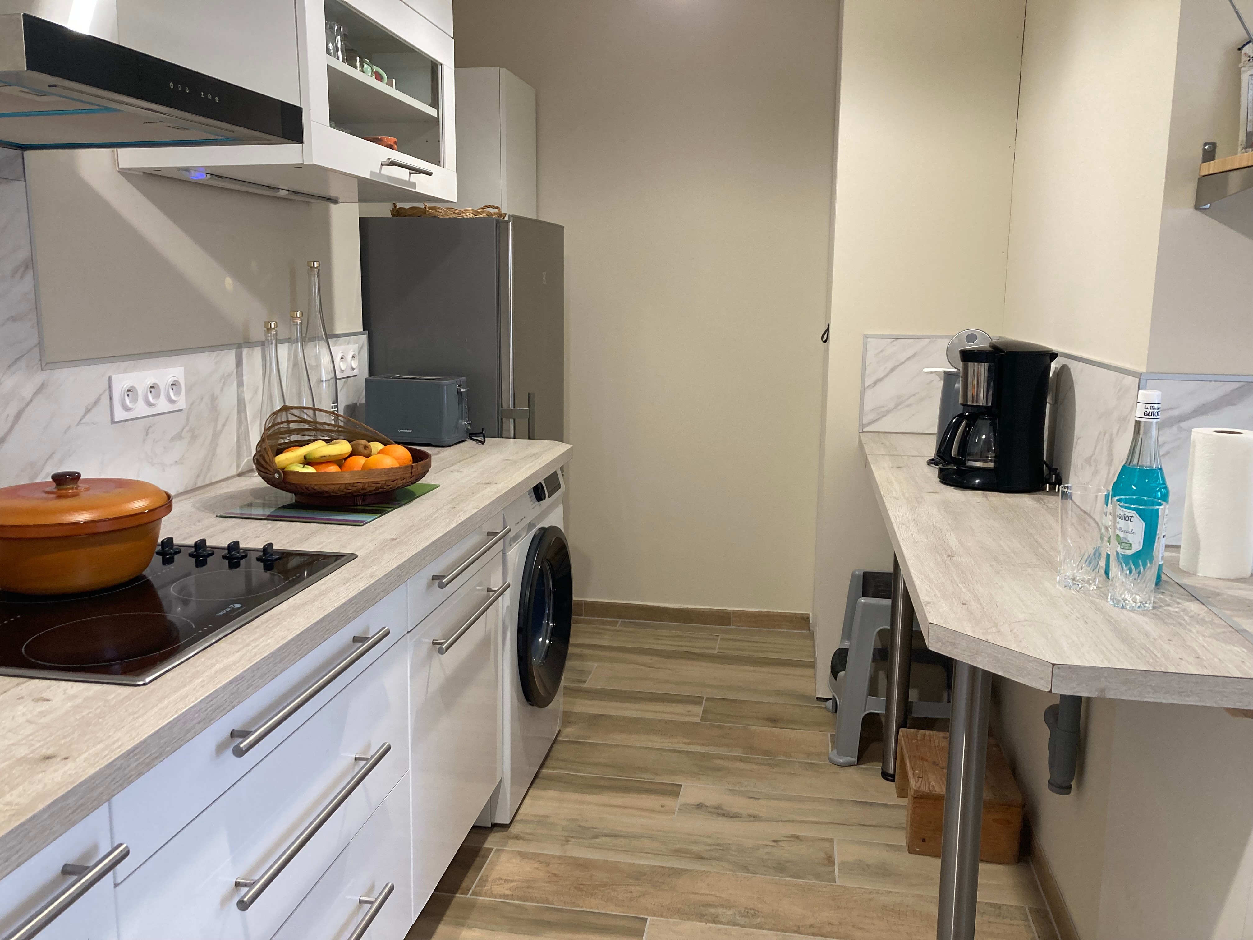 Fully equipped kitchen and washing machine